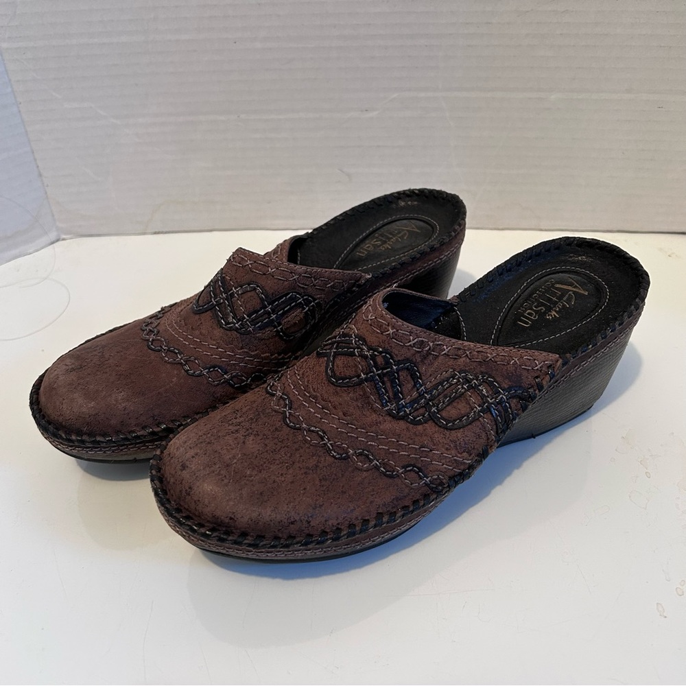 Women CLARKS ARTISAN size 6 M clogs - khaki